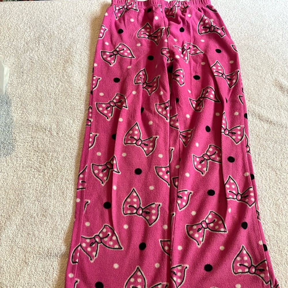 This is a beautiful Minnie mouse sleep pant with only Minnie bows